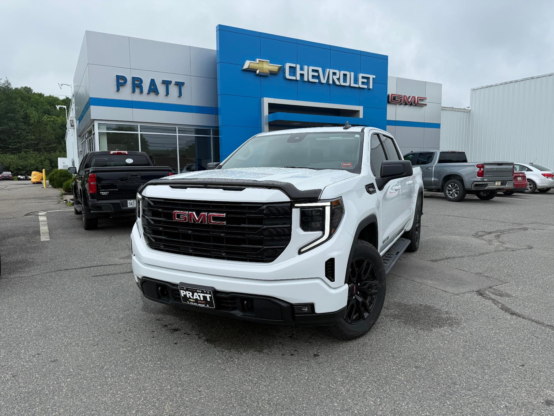 2026 GMC Sierra 1500 Crew Cab, Short Bed, Elevation, 4WD in Summit White — front three-quarter view