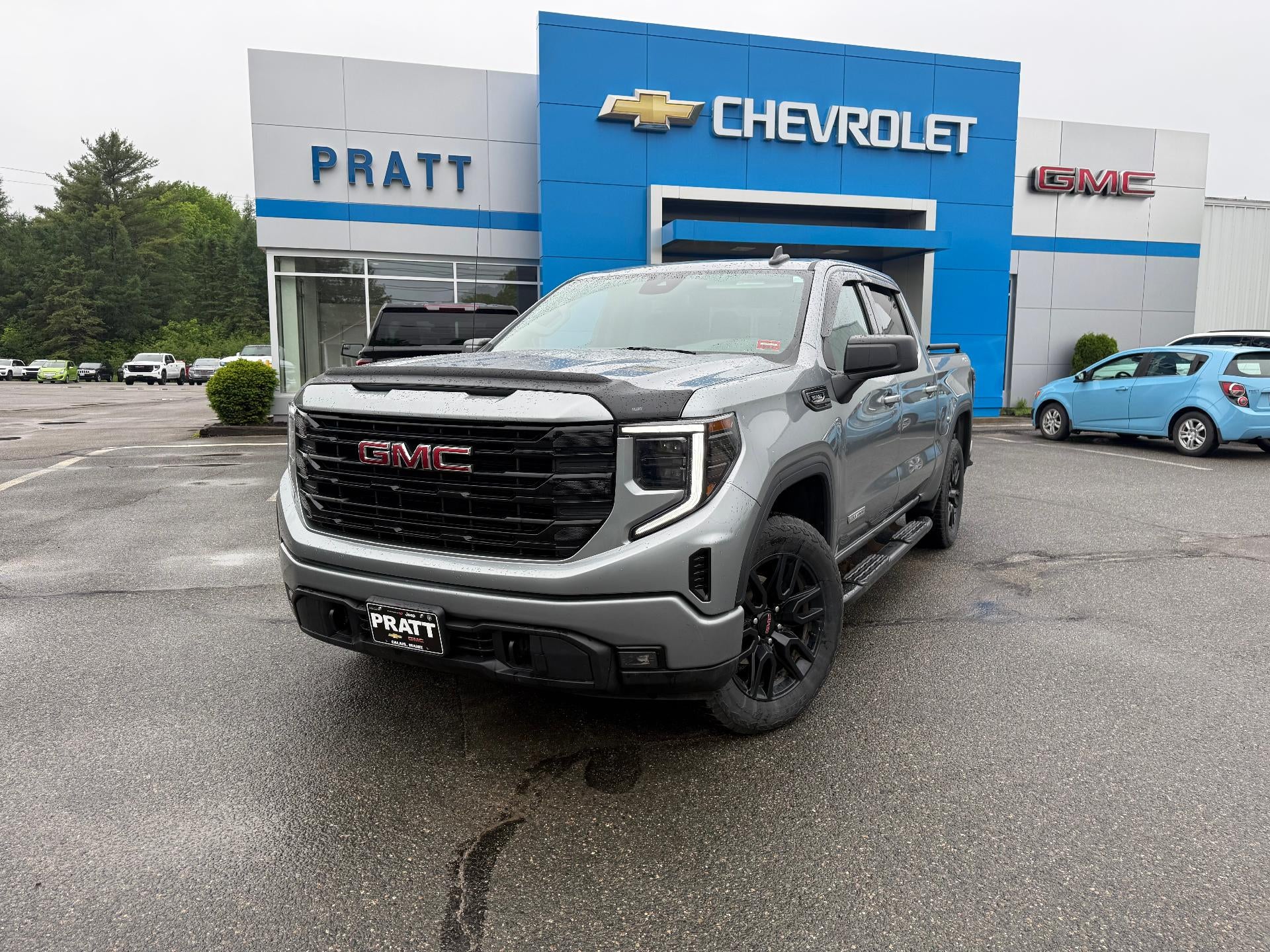 2025 GMC Sierra 1500 4WD Crew Cab Short Box Elevation with 3VL in Sterling Metallic — front three-quarter view